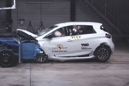 UTVIKLING: Euro NCAP tester bilmodeller flere ganger gjennom deres livsløp. Zoe startet med toppscore, nå er samme bil helt på bunn. Foto: Euro NCAP