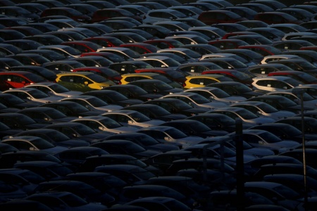 SVAKT: Det er flere tiår siden det ble levert så få nye biler i Europa som i november. Foto: Toru Hanai / Reuters