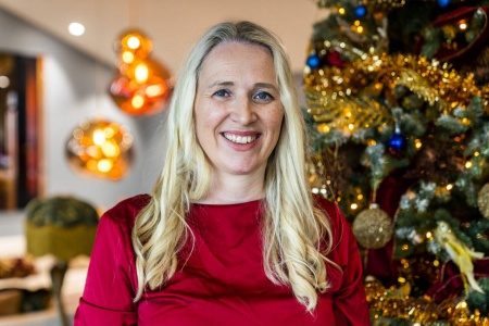 JULEGLEDE: Trude Holm Naimak pynter helst ferdig i november, med fem barn i hus er desember hektisk nok fra før. Foto: Håkon Mosvold Larsen / NTB 