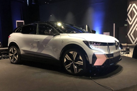 FRANSKE FØLELSER: Renault Megane E-Tech viser hvilken retning designen på de kommende modellene fra merket vil ta. Foto: Morten Abrahamsen / NTB