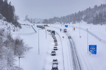SNØKØ: For ikke lenge siden snødde E18 ved Tvedestrand igjen, og biler ble stående i timevis før de kom videre. Foto: Tor Erik Schrøder / NTB