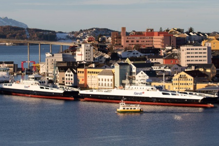 Sundbåten Angvik i rute på Kristiansund havn i går, på vei fra fra Piren på Kirkelandet til Innlandet. Foto: Steinar Melby • KSU.NO