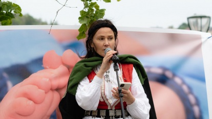 Leder i Bunadsgeriljaen Anja Solviks apeller under gårsdagens arrangement i Kristiansund. Foto: Steinar Melby / KSU.NO