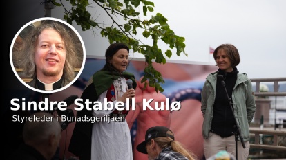 Leder i Bunadsgeriljaen, Anja Solvik sammen med Kjersti Toppe, stortingsrepresentant for Senterpartiet på Rådhusplassen i Kristiansund lørdag 19. juni 2021. Foto: Steinar Melby / KSU.NO