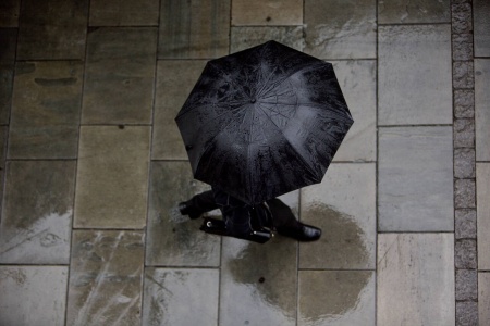 Folk som bor på Vestlandet må ha paraplyen klar utover uka. Det skal nemlig regne tett og jevnt mot helgen. Illustrasjonsfoto: Ole Berg-Rusten / NTB
