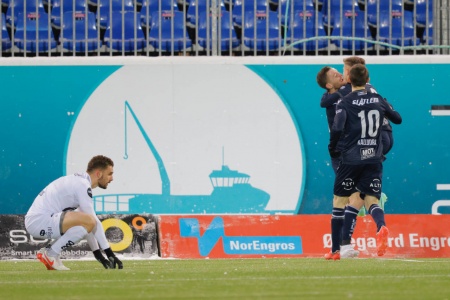 Kristiansund kunne feire 3 heldige poeng etter 2-1 mot Viking. Her fra 1-0-målet til Bendik Bye. Foto: Svein Ove Ekornesvåg / NTB