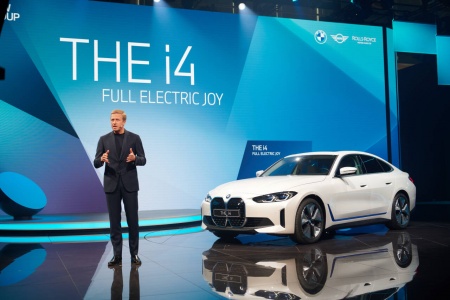 ELBILER: BMWs konsernsjef Oliver Zipse foran elbilen BMW i4, som straks er på markedet i direkte konkurranse med Tesla Model 3. Foto: Produsenten
