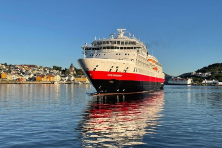 Hurtigruten Expeditions sitt nye hybriddrevne ekspedisjonscruiseskip MS  «Otto Sverdrup» er en del av selskapets grønne cruiseflåte. Foto: Kristiansund og  Nordmøre Havn IKS