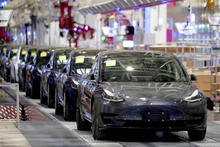 COVID-TRØBBEL: Teslas fabrikk i Shanghai har periodevis vært stengt i mars grunnet nye Covid-utbrudd. Foto: Aly Song / Reuters