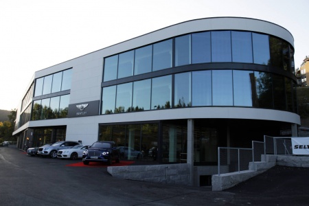 FLERE MERKER: Brooklands Motors har siden høsten 2020 solgt Bentley fra anlegget på Billingstad, nå fyller de på med nok et britisk luksusmerke. Foto: Morten Abrahamsen / NTB