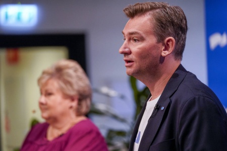 Høyres partileder Erna Solberg og nestleder Henrik Asheim. På en ny meningsmåling gjør Høyre det bedre enn Ap og Sp til sammen. Foto: Terje Bendiksby / NTB