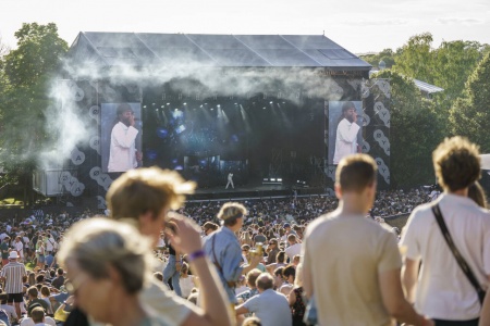 Festrøyking på festival kan snart tilhøre en svunnen tid. Her ser vi publikum koser seg mens de norske hip-hop artistene Arif og Stig Brenner opptrer på Øyafestivalen i Oslo. Foto: Heiko Junge / NTB