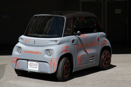 SMÅTT: Citroën Ami er snaut 2,5 meter lang og er en mopedbil med en liten elmotor. Foto: Morten Abrahamsen / NTB