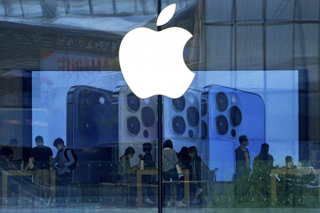 Apple melder om et sikkerhetshull som potensielt gjør at hackere kan ta fullstendig kontroll over enheter. Brukere bes oppdatere programvaren. Illustrasjonsfoto: Andy Wong / AP / NTB