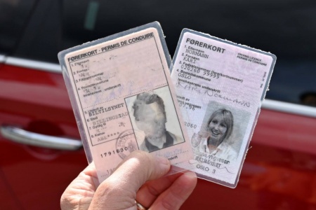 GÅR UT: De store plastlaminerte førerkortene er ugyldige fra 1. januar. Foto: Statens vegvesen