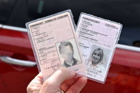 Fra 1. januar 2023 er ikke førerkort som er større enn bankkort, gyldige lenger. Foto: Statens vegvesen / NTB
