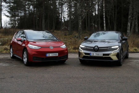 ELBILER: Både Volkswagen og Renault har designet elbiler, ingen av dem har fossildetaljer som grill. Begge ser moderne ut. Foto: Morten Abrahamsen / NTB