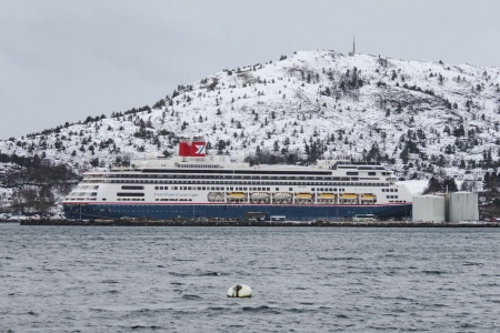 Cruiseskipet «Bolette», sett fra gamle Bremsnes fergekai. Foto: Steinar Melby / KSU.NO