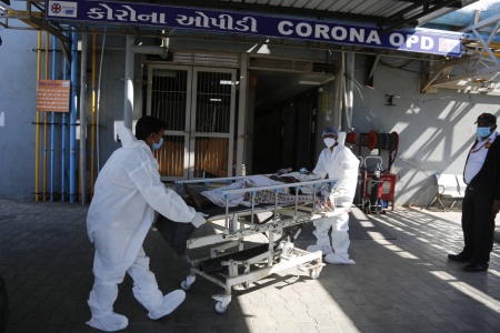En koronasmittet pasient fraktes inn på et sykehus i Ahmedabad i India. Foto: Ajit Solanki / AP / NTB