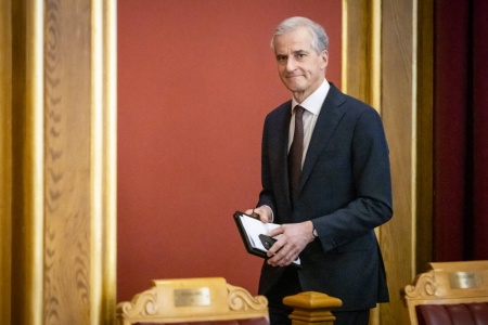 Statsminister Jonas Gahr Støre (Ap) mener Frp og Rødt setter tonen i Stortinget fra hver sin kant. Foto: Ole Berg-Rusten / NTB
