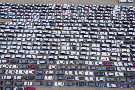 LEVERINGSREKORD: Aldri før har det blitt levert ut så mange nye biler i Norge som i 2021. Foto: Heiko Junge / NTB