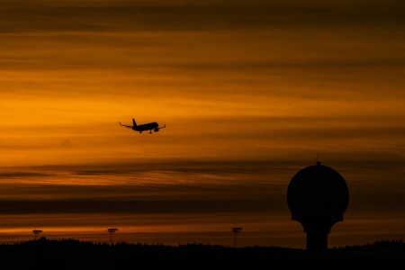 Det var langt flere som fløy til og fra norske lufthavner i desember sammenlignet med samme måned året før. Foto: Håkon Mosvold Larsen / NTB