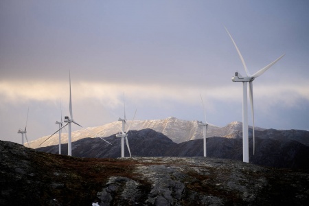 En rekke nye vindkraftverk er bygget ut i Norge de siste årene. Bildet viser Roan vindpark. Foto: Ole Martin Wold / NTB