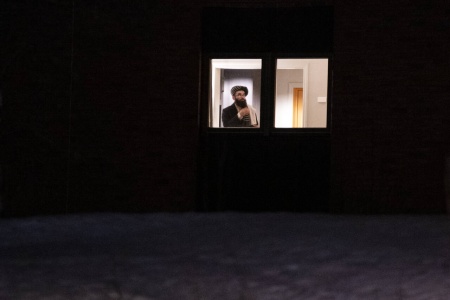 Anas Haqqani (bildet) er en av representantene fra Taliban som ankom Norge lørdag. Nå vekker det reaksjoner at han har forbindelser til nettverket som sto bak angrepet på Serena Hotel i Kabul i 2008. Der ble den norske journalisten Carsten Thomassen drept.Foto: Javad Parsa / NTB