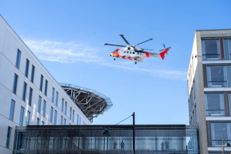 Da SAR-Queen skulle lande ved St. Olavs hospital var lufttrykket så høyt at en ambulanse fikk skader. Foto: Gorm Kallestad / NTB