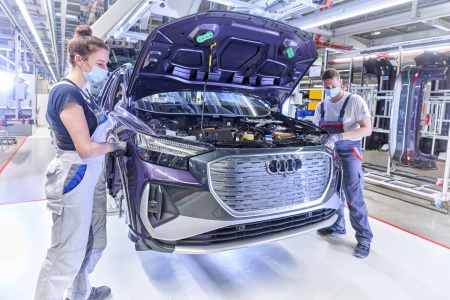 EL-VEKST: Audi mer enn doblet salget av sine elbiler fra 2020 til 2021. Her fra fabrikken i Zwickau i Sachsen der Q4 e-tron produseres. Foto: Produsenten
