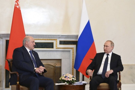 Belarus' president Aleksandr Lukasjenko besøkte forrige helg Russlands president Vladimir Putin i St. Petersburg. Foto: Maxim Blinov / Sputnik / AP / NTB