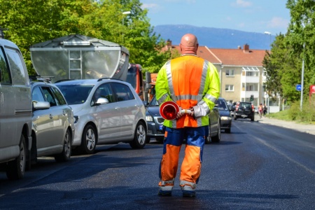 Bilistene oppfordres til å bidra til at de som jobber langs vegen kommer trygt hjem. (Foto: Statens vegvesen / Knut Opeide)