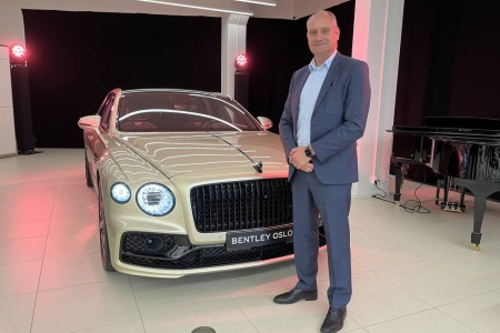TRADISJON: Balazs Rooz, regionsjef for Bentley i Europa, hevder merket skal være i teten i det grønne skiftet – både når det gjelder drivlinjer og i produksjonen – men at de samtidig skal bevare sin tradisjon. Foto: Morten Abrahamsen / NTB