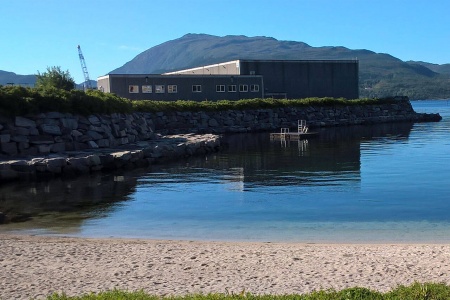 Badestranden ved Barnebasen i Kristiansund kommune har utmerket vannkvalitet viser nye prøver tatt mandag 27. juni 2022. Foto: Kristiansund kommune