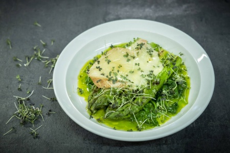 OSTEFAVORITT: Er du blant de mange som liker smeltet ost, er kombinasjonen med asparges, spinat og ramsløksmør helt nydelig. Foto: Ole Berg-Rusten / NTB