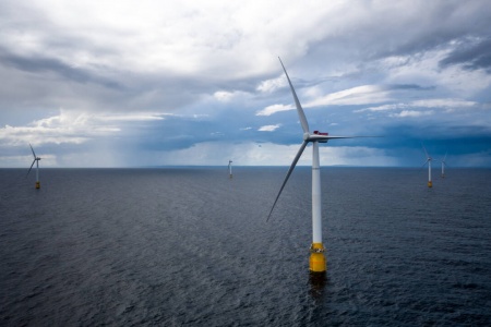 En ny rapport viser at å bygge opp industrien rundt flytende havvind kan bli lønnsomt for Norge. Her fra Equinors Hywind Buchan vindmølleanlegg utenfor Skottland.Foto: Øyvind Gravås / Equinor / NTB