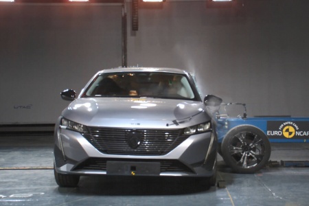 NY GENERASJON: Den tredje generasjonen av Peugeot 308 fikk flere trekk i Euro NCAPs kollisjonstest. Foto: Euro NCAP