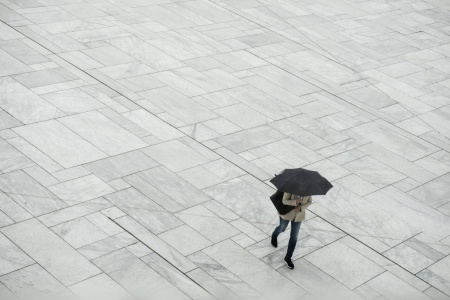 Det er få dager til det offisielt kan erklæres sommer i Norge. Men det blir en stund til man kan bytte ut paraply med solkrem og shorts. Til helgen blir det kjølig i nesten hele landet. Illustrasjonsfoto: Annika Byrde / NTB