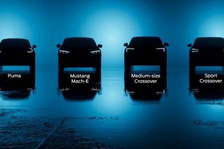TRE: Tre av de sju nye elbilmodellene fra Ford er personbiler, resten er nyttekjøretøy. Mustang Mach-E er på markedet i dag. Foto: Produsenten