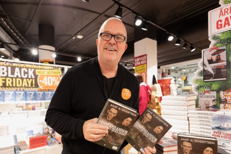 Kjell Juul har fått påfyll av flere bøker av Aage Sivertsens «Rinnanbanden» før jul. Foto: Steinar Melby / KSU.NO