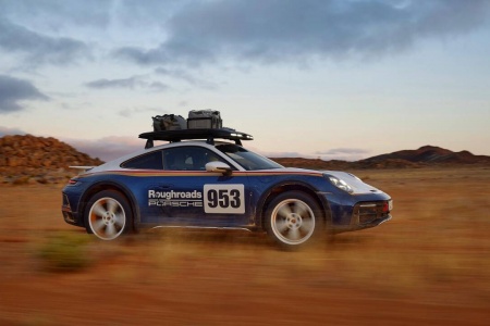 RALLY: Porsche 911 Dakar kan bestilles med rally-dekor. Foto: Produsenten