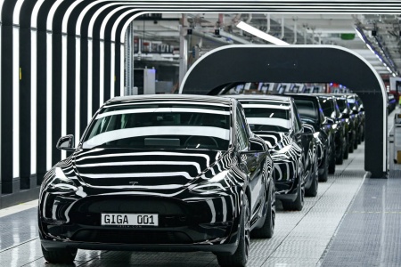 NY FABRIKK: Produksjonen av Tesla Model Y på europeisk jord startet i mars, ved fabrikken i Berlin. Foto: Patrick Pleul / Reuters