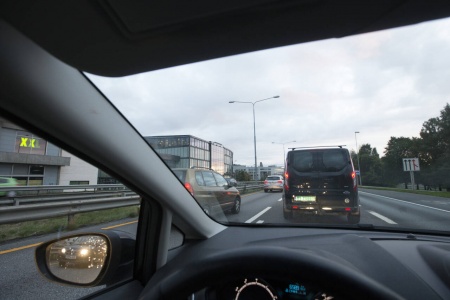 65 prosent av norske sjåfører irriterer seg over biler som kjører under fartsgrensen. Foto: Terje Bendiksby / NTB