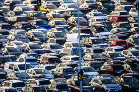 MANGE MULIGHETER: Det er mange biler å velge mellom på bruktmarkedet. Før man handler, er det viktig å tenke gjennom hva man faktisk skal bruke bilen til. Foto: Ole Berg-Rusten / NTB