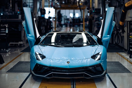 SLUTT: Den aller siste Lamborghini Aventador har forlatt fabrikken og skal til en kunde i Sveits. Foto: Produsenten