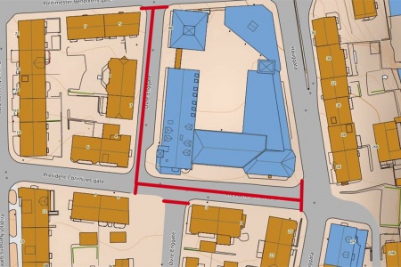 Gater med røde streker vil være stengt for vanlig trafikk kommende lørdag. Illustrasjon: Kristiansund kommune