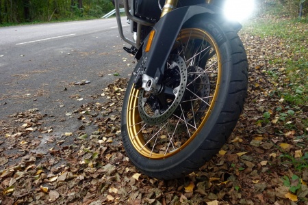 LUMSKE FORHOLD: Høsten kan by på vakre omgivelser for en motorsykkeltur, men også uforutsigbart underlag. Foto: NAF