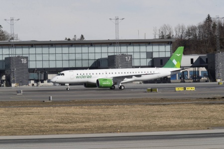 Ett av flyene som Widerøe har problemer med er det nye jetflyet Embraer 190 E-2, som selskapet har tre av. Foto: Terje Bendiksby / NTB