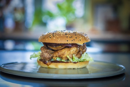 KYLLING I GODT SELSKAP: Den sprøstekte kyllinglårbiffen serves i burgerbrød, sammen med limesyltet sopp, japansk ketsjup og salat med ingefærmajones. Foto: Ole Berg-Rusten / NTB