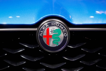 HELT ELEKTRISK: Alfa Romeo har tidligere kunngjort at de skal bli helt elektriske i 2027. Merkets elektriske transformasjon starter med en liten elbil i 2024. Foto: Arnd Wiegmann / Reuters